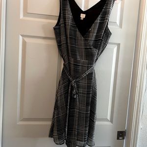 Sleeveless dress …